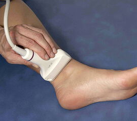 Dorsaler TS hinter dem Innenknöchel.