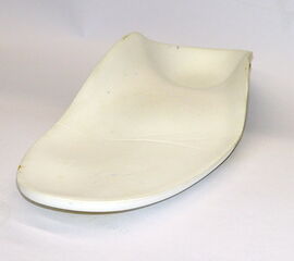 Weichbettungseinlage für einen rigiden Pes cavus. Der Unterbau der Einlage ist aus Kork mit einer dicken Weichschaumschicht. Die Form der Einlage sorgt für eine großflächige Lastübertragung zur Reduktion von lokalen Spitzenbelastungen.