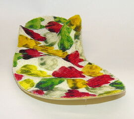 Sensomotorische Einlage. Die Elemente der medialen und lateralen Anstützung, die retrokapitale Stufe, sowie die Tieferlegung des Metatarsale I sind im Relief der Einlage gut erkennbar.