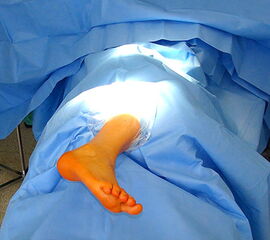 Seitenlagerung des Patienten. Stabilisierung des Rumpfs mit Beckenstützen oder eine Vakuummatratze. Das unten liegende Bein wird durch ein Tunnelkissen geschützt, auf diesem wird das zu operierende Bein positioniert. Zu beachten ist, dass es beim Röntgen