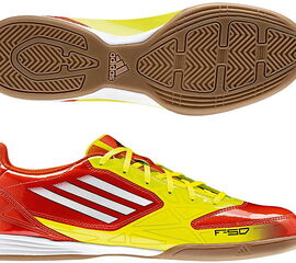 Hallenfußballschuh mit unterschiedlichen Gummizonen in der Sohle (Foto: mit freundlicher Genehmigung der adidas AG)