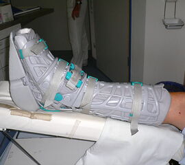 Orthese zur Sicherung der Plantarflexion im Sprunggelenk von 30°.