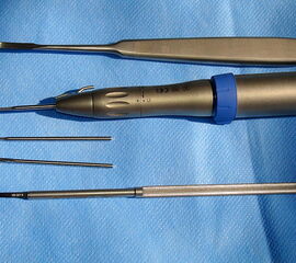 Instrumentarium für die minimalinvasive Rückfußkorrektur.