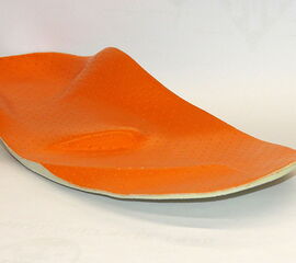 Funktionselemente einer stützende Einlage mit schalenförmiger Fersenfassung, medialer und lateraler Abstützung, Bettung für die Basis des Metatarsale V sowie eine Stufe zur Entlastung der Metatarsalia.