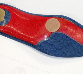 Einlage zur Behandlung des Hallux rigidus. Mit Hilfe einer Carbonfeder wird die Dorsalextension am Großzehengrundgelenk limitiert.