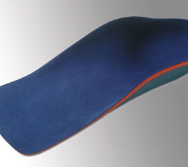 Korrektureinlage für einen muskulär nicht kompensierbaren infantilen Pes planovalgus (hier am Beispiel der Bauerfeind™ GloboTec Junior). Kennzeichen sind die ausgeprägten abstützenden Elemente medial und lateral die den Halt des Fußes in der Einlage siche